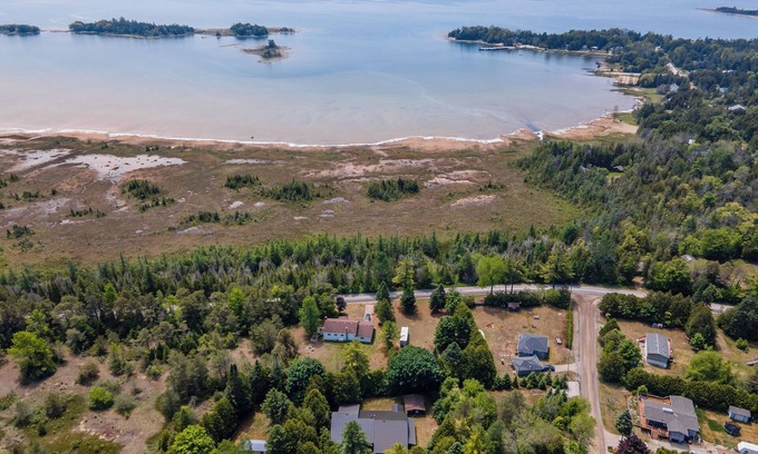 South Bruce Peninsula Cabina | Cozy Pet Friendly Getaway w/ Fireplace