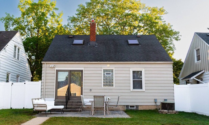 Milwaukee Casa | Cozy Pet Friendly Home w/ Private Yard & King Bed - Near Wauwatosa