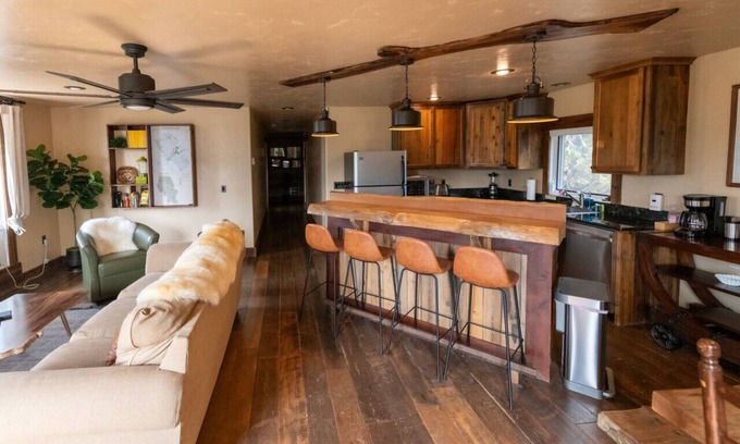 Coram Cabina | Cozy, pet-friendly loft cabin just outside Glacier NP!