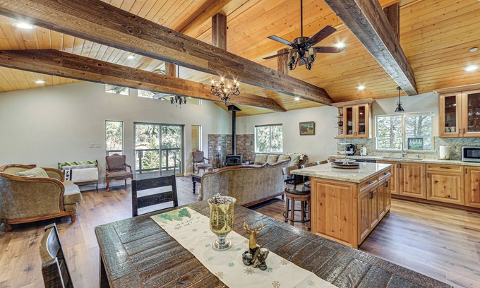 Pine Mountain Club Cabina | Cozy Pine Mountain Club Cabin w/ Large Deck
