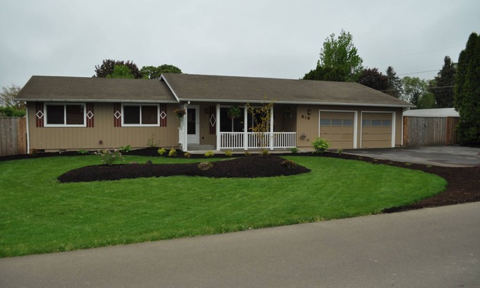 Dundee Casa | Cozy place for families, couples & friends. Hot tub awaits. Central to activity.