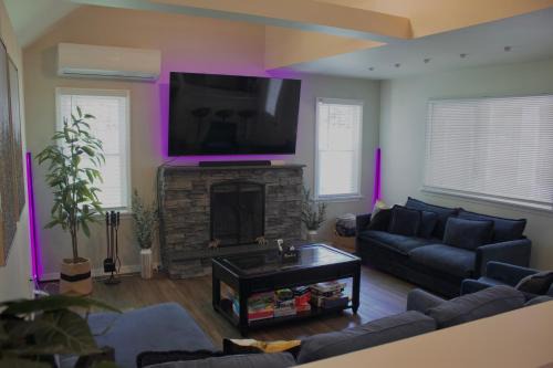 Albrightsville Casa | Cozy Pocono Home with a Hot Tub, Fire pit, Games and more!