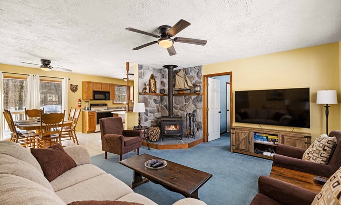 Pocono Lake Casa | Cozy Pocono Ranch in Arrowhead Lake