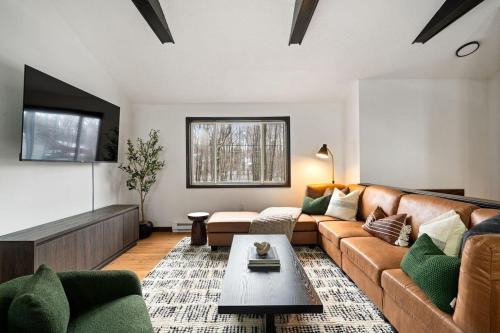 Tobyhanna Casa | Cozy Poconos Retreat - pool table, hot tub, fire pit