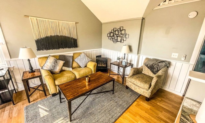 Salsbury Cove Casa | Cozy Pond Side Cottage in Bar Harbor! [The "Nook"]