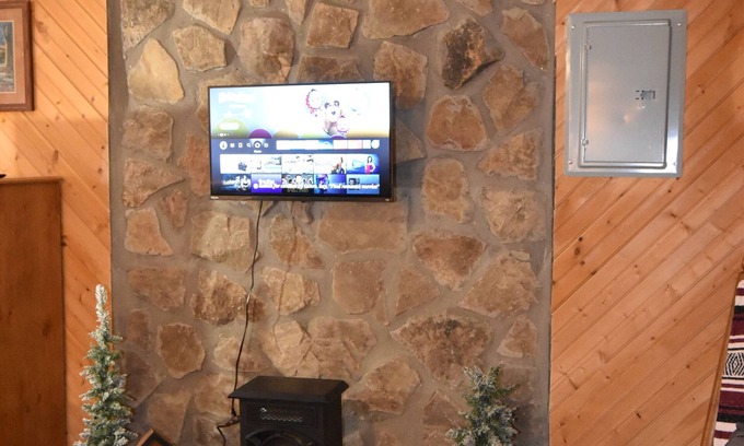 Woodbine Cabina | Cozy pondside cabin near Laurel Lake with full kitchen and laundry