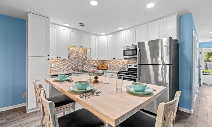 Little River Condominio | Cozy Pool side Condo, 5 min from the beach!