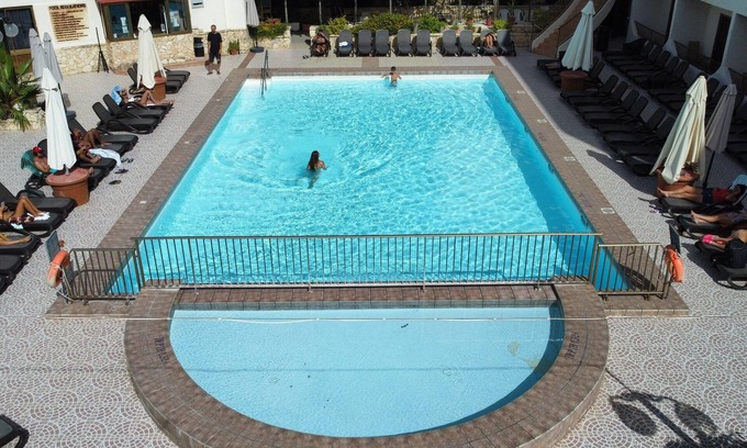 St. Paul's Bay Cama Y Desayuno | Cozy poolside apartment with 5 beds