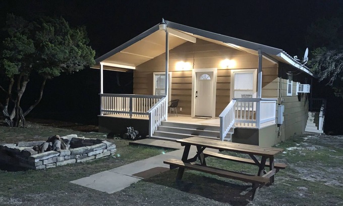 Canyon Lake Cabaña | Cozy, private cottage in the Hill Country (sleeps 6)