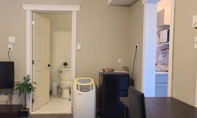 Dartmouth Apartamento | Cozy & private guest suite in Portland Estate, close to lakes, trails &shopping