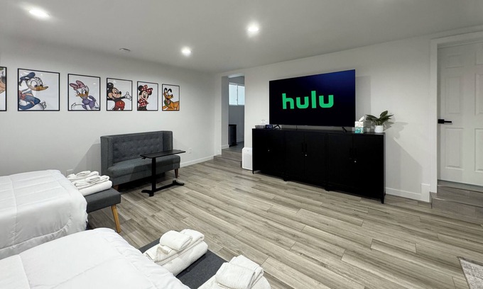 Southwest Anaheim Casa | Cozy Private Guest Suite near Disney & Knotts