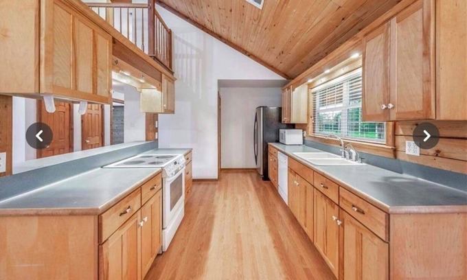 Navasota Cabina | Cozy private room in charming cabin on 20 acre farm