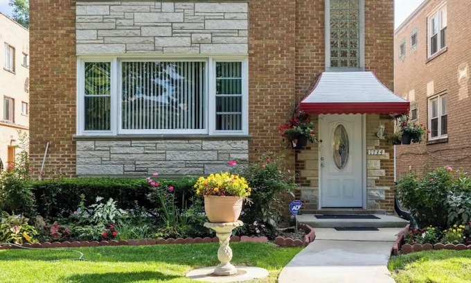 Evanston Casa | Cozy Private & Spacious 6-bedroom Duplex with Parking in charming Evanston