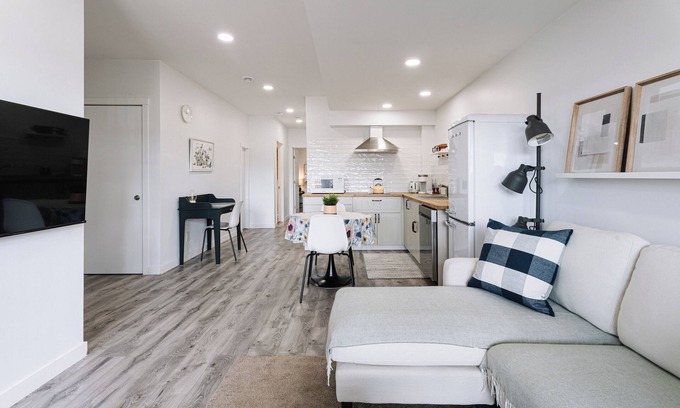 Keith Casa | Cozy Private Suite| 1 Queen&1 Twin bed |Close Banff