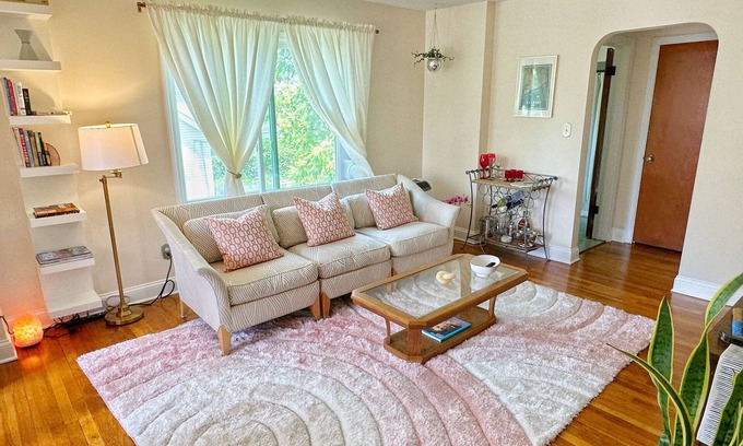 Grosse Pointe Casa | Cozy, Private-Entry Loft Located within Walking Distance to Everything!