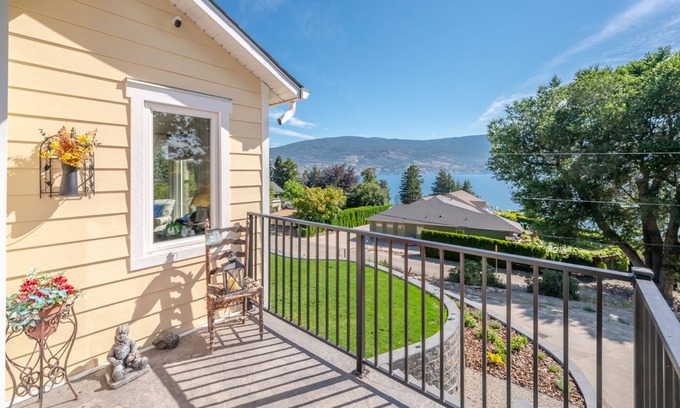 Okanagan-Similkameen Casa | Cozy, Quaint Home With Stunning Views , 5 Minutes Walk To The Lake