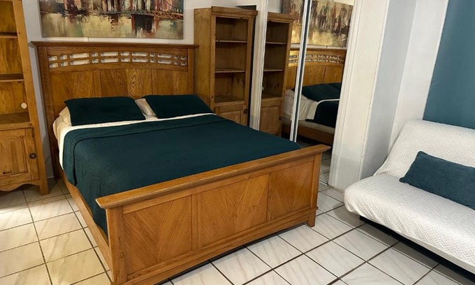 Tamiami Apartamento | Cozy Queen Bed Studio with 60 Inch Smart TV, Netflix, AirPlay, Mini-Fridge, and 500 Mbps WiFi near FIU, Dolphin Mall, Airport