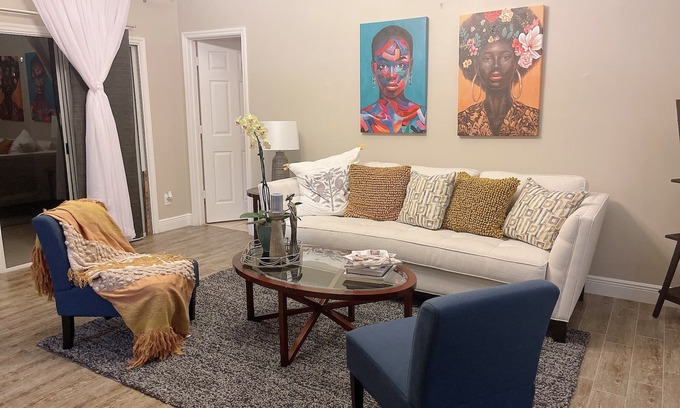 Orlando Casa | Cozy Queen Bedroom near to MCO, Conventions C. Parks, Shopping area and more.