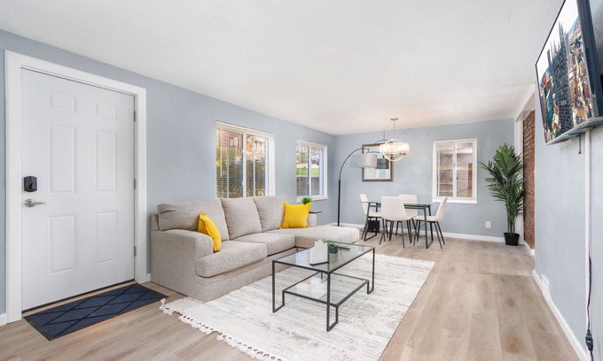 Pittsburgh Apartamento | Cozy & Quiet 2-Bedroom Retreat in Pittsburgh with WiFi and Parking