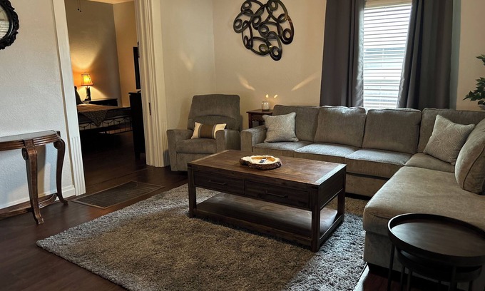 Arlington Heights Casa | Cozy quiet home for family & friends off of old historical Camp Bowie.