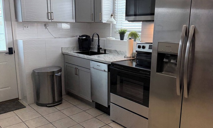 Wanskuck Hotel | Cozy Quiet Retreat 1BR w/ WiFi, Parking & Laundry