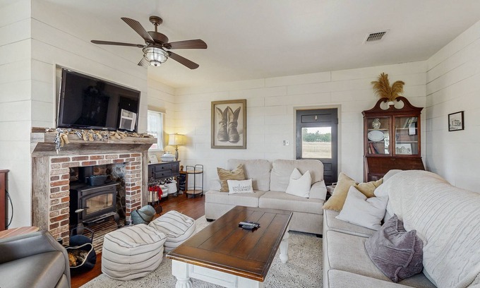 Fredericksburg Casa | Cozy ranch home w/full kitchen, living room, hot tub, pet-friendly & fireplace
