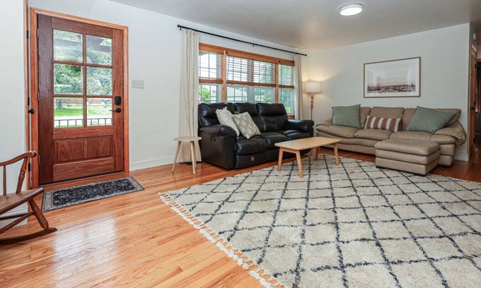 Knoxville Casa | Cozy Ranch Retreat w/Fire Pit! ~10min to Downtown