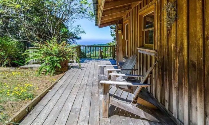 Elk Cabina | Cozy Redwoods Cabin with Ocean Views (+Hot Tub)