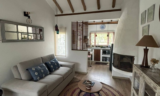 Villa de Leyva Cabaña | Refugio acogedor con jardín privado y vista a las montañas de Villa de Leyva.
