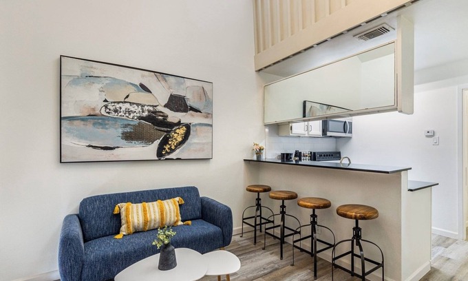 West Campus Apartamento | Cozy Renovated 2 Bedroom Apt Near Downtown