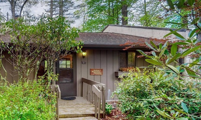 Sapphire Apartamento | Cozy renovated townhome with mountain views in Sapphire, North Carolina!