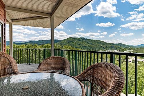 Pigeon Forge Casa | Cozy Retreat 2BR Condo with Jacuzzi & Indoor Pool