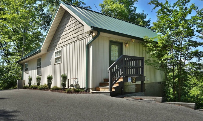 Pigeon Forge Chalet De Esquí | Acogedor retiro en el bosque! Cerca de la avenida y espectáculos!
