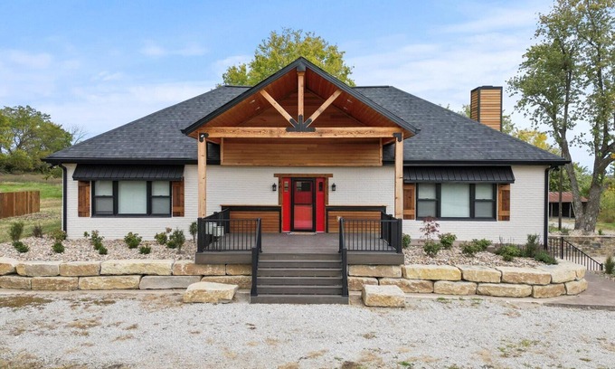 Ray County Casa | Cozy retreat on small acreage, 10 minutes from Excelsior Springs!