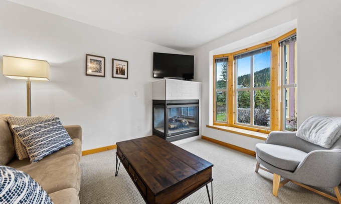Sun Peaks Condominio | Cozy retreat. Ski in/Ski out. Private Hot Tub.