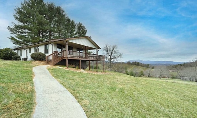 Sparta Casa | Cozy Retreat with 360° Mountain Views