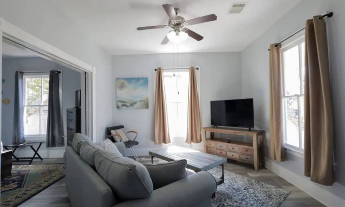 San Jacinto Cabaña | Cozy Retreat with Large Game Room. Only Minutes to the Beach and the Strand.