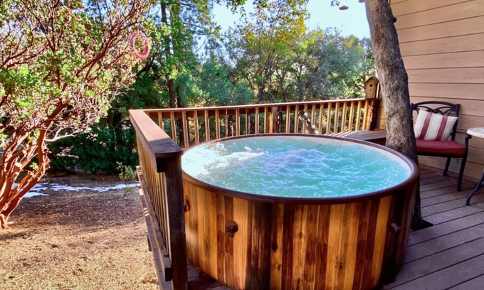 Pine Cove Cabina | Cozy Retro Cabin with AC, Family Getaway