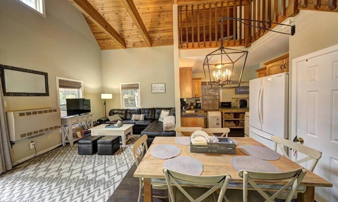 Greentown Casa | Cozy River Chalet