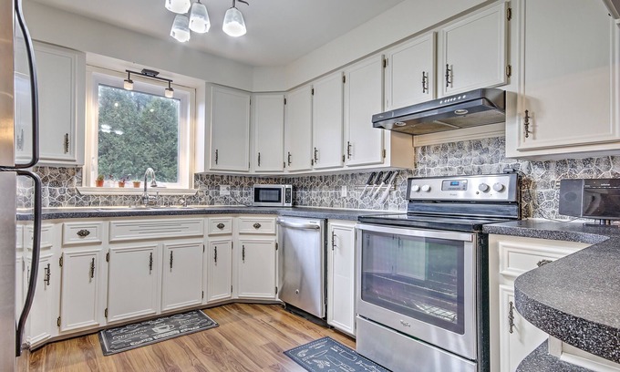 Saint-Jean-de-Matha Cabaña | Cozy Riverfront Property