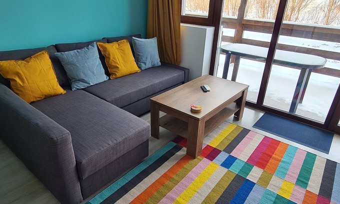 Busteni Apartamento | Cozy Riverfront 2 with Garden and Mountain View