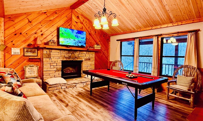 Gatlinburg - Pigeon Forge Cabina | Cozy Riverfront Cabin with Creek Views, Hot Tub, Pool Table, and Fire Pit