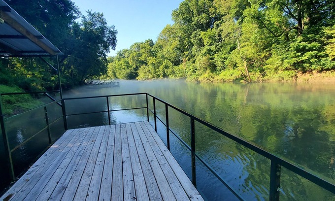 Pangburn Cabina | Cozy riverfront cabin! Great fishing & fun for the whole family.