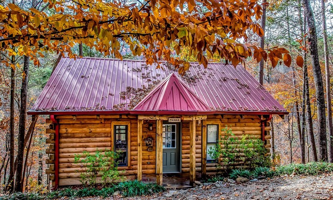 Townsend Cabina | Cozy riverfront cabin with water views, loft, WiFi, firepit, & gas fireplace