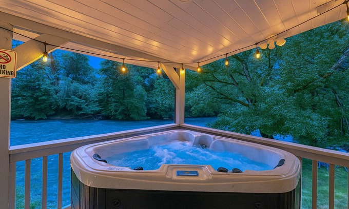 Walland Cabina | Cozy riverside cabin, hottub, fire-pit, fishing, tubing, relaxing