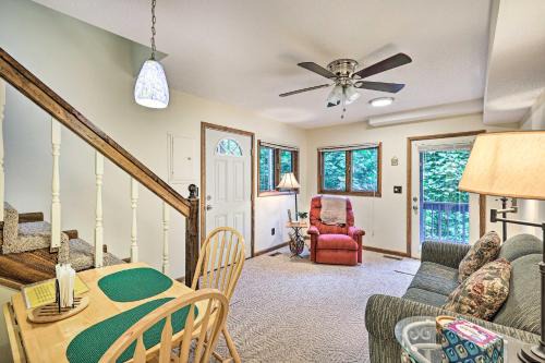 Roan Mountain Casa | Cozy Roan Mountain Cabin with Private Balcony!