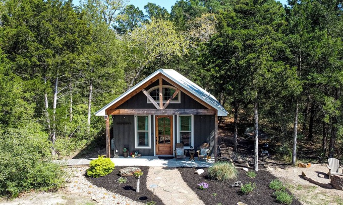 Smithville Cabaña | Cozy, romantic 1 bedroom cottage near Smithville