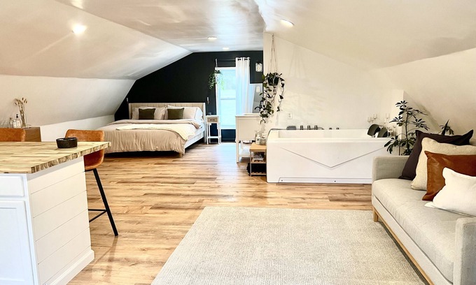 Wagontown Apartamento | cozy romantic getaway private woody area 5 mins from hiking trails