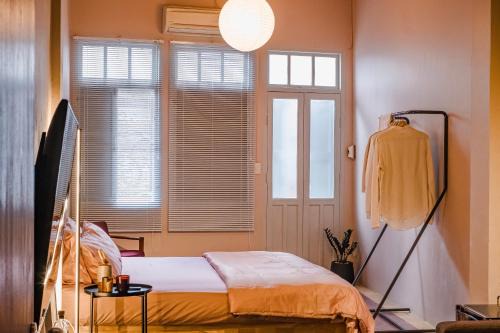 Talat Noi Cama Y Desayuno | Cozy Room at The Coffee Store Charoenkrung