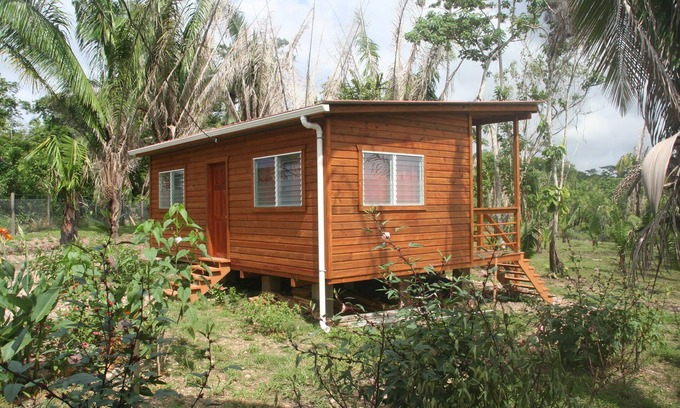 Unitedville Cabina | Acogedora habitación en un hermoso jardín con aire acondicionado, piscina - cerca del cajero automático, CARACOL ...